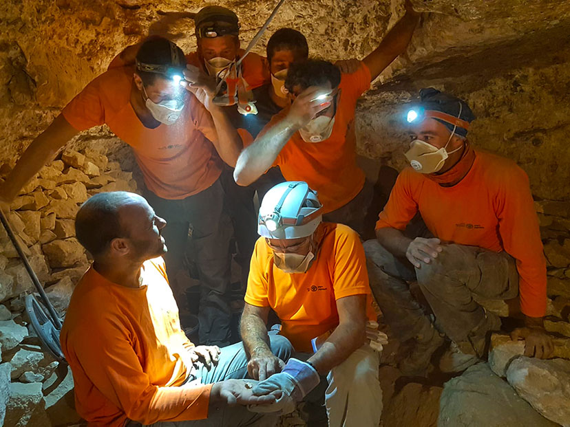 רגע הגילוי של מגילת תרי עשרבמערת מורבעת. צילום: היילייט סרטים, באדיבות רשות העתיקות