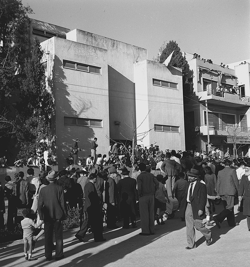 קהל סקרנים ממתינים מחוץ למוזיאון תל אביב, עת הכרזת עצמאות מדינת ישראל