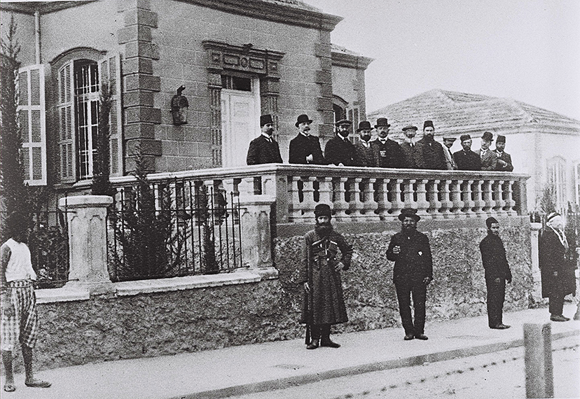 חברי מועצת עיריית תלאביב הראשונה, עומדים על מרפסת 1911