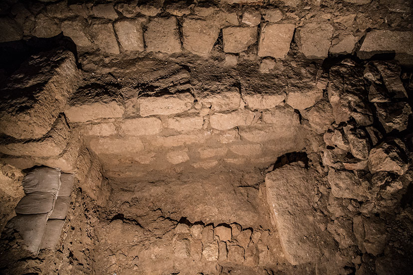 קטע חומה שנחפר במתחם הקישלה שבמגדל דוד ומתוארך לימי בית ראשון (צילמה: ורד פיצ'רסקי)