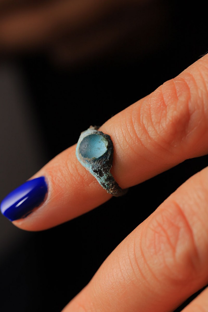 טבעת משובצת אבן יקרה שנתגלתה בחפירות ב-"דרך הולכי הרגל" (צילום קובי הראתי עיר דוד)