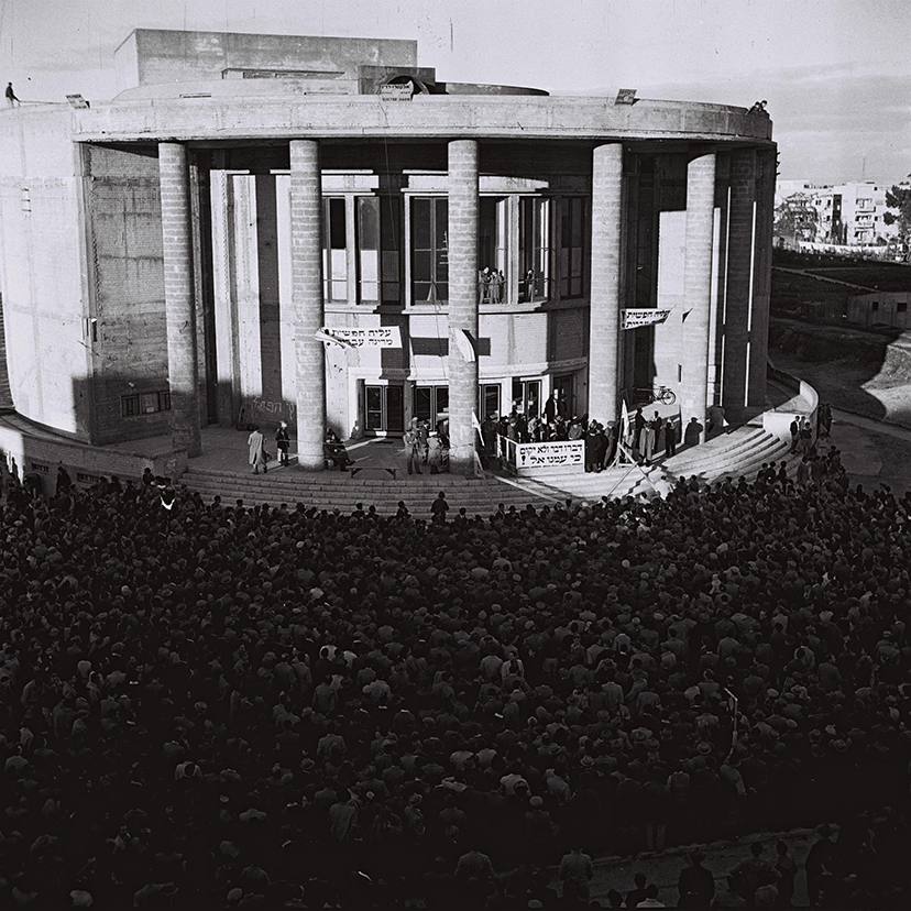 עצרת מחאה מחוץ לתאטרון הבימה בתל אביב, נגד שלטונות המנדט המגבילים את מספר העולים לארץ ישראל 1946