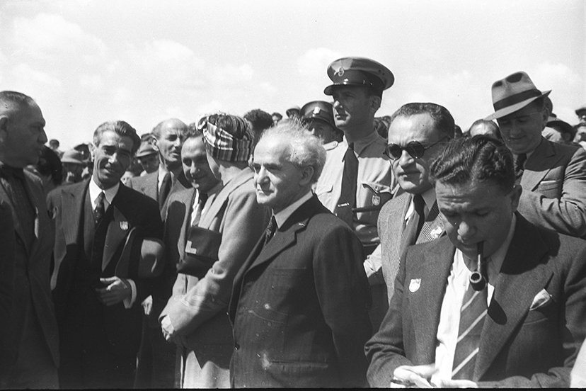 יור הסוכנות היהודית דוד בן גוריון (במרכז) צופה בתהלוכה של חיילים יהודים, באצטדיון המכביה בתל אביב1941 פין האנס